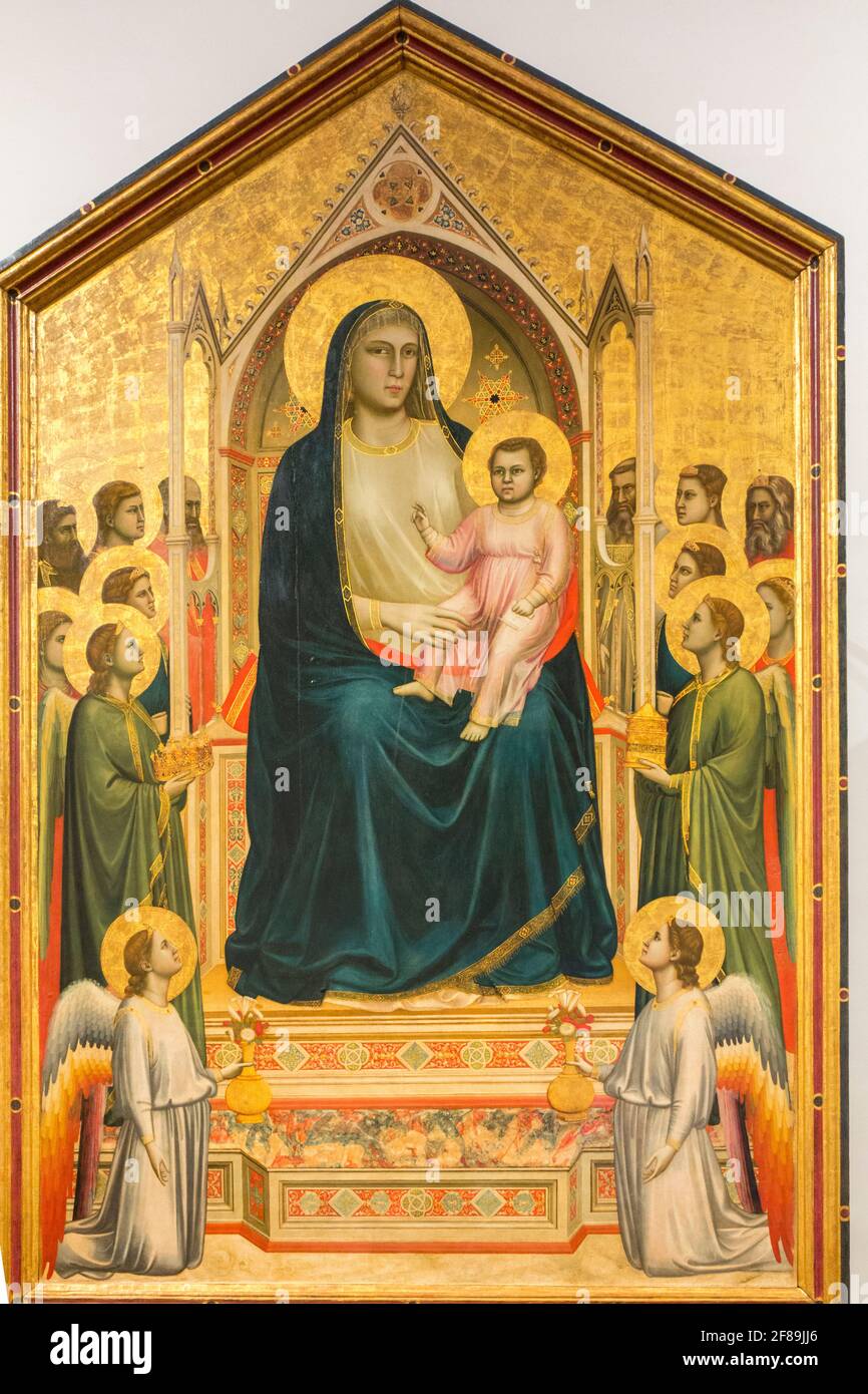 Florence, Italie. Madonna Enthroned, également connue sous le nom de Madonna Ognissanti, est une peinture de l'artiste médiéval tardif italien Giotto di Bondone, dans le Banque D'Images