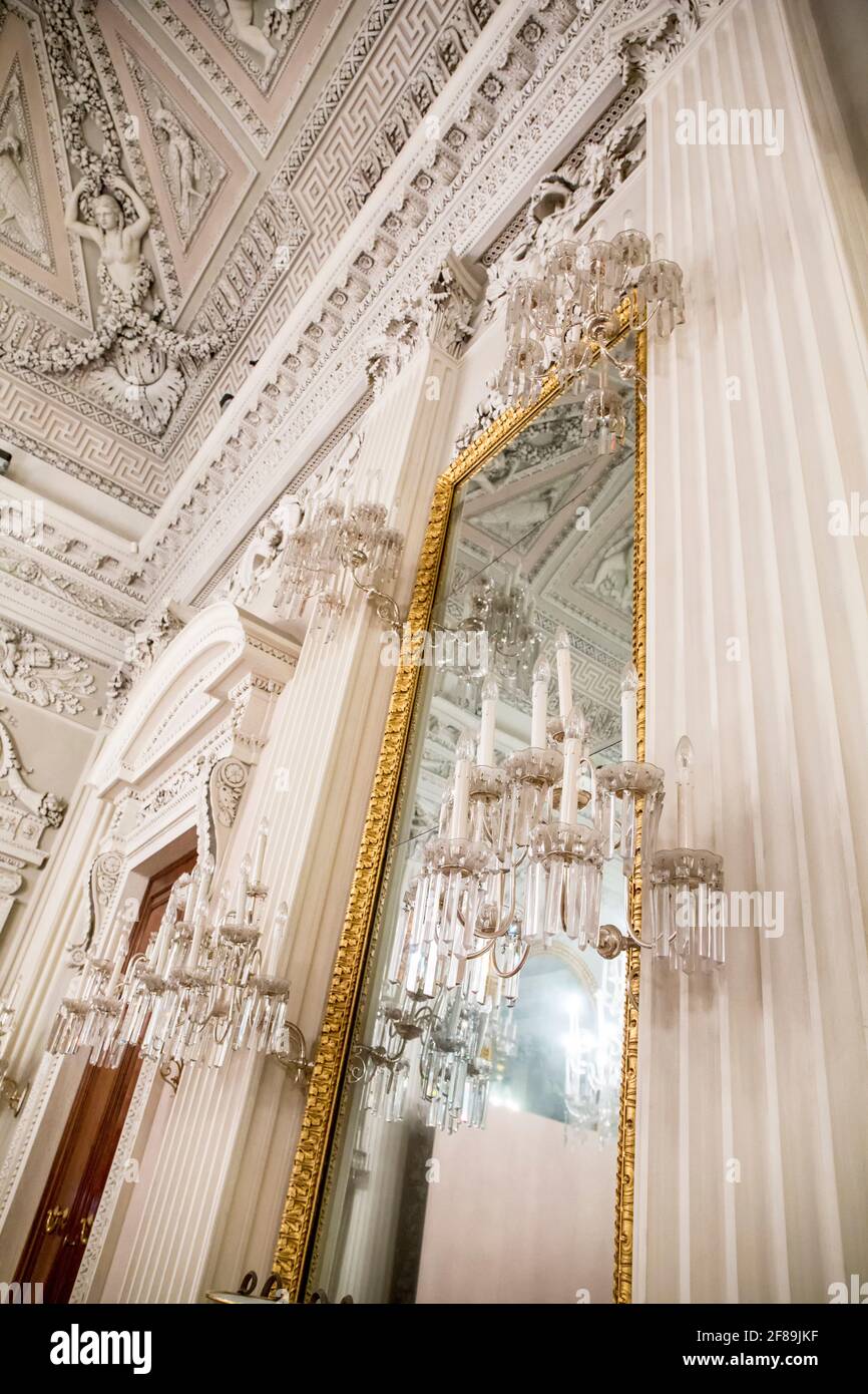 Florence, Italie. Miroir, lustres et plafond dans la salle blanche du palais Pitti. (À usage éditorial uniquement) Banque D'Images
