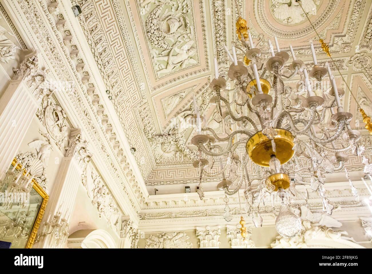 Florence, Italie. Lustre et plafond dans la salle blanche du palais Pitti. (À usage éditorial uniquement) Banque D'Images