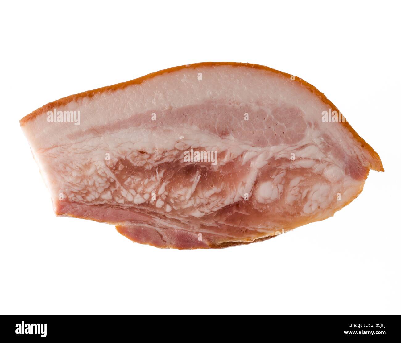 Morceau épais de saindoux de porc fumé, appétissant et préparé, avec des couches de viande, sur un fond blanc isolé Banque D'Images