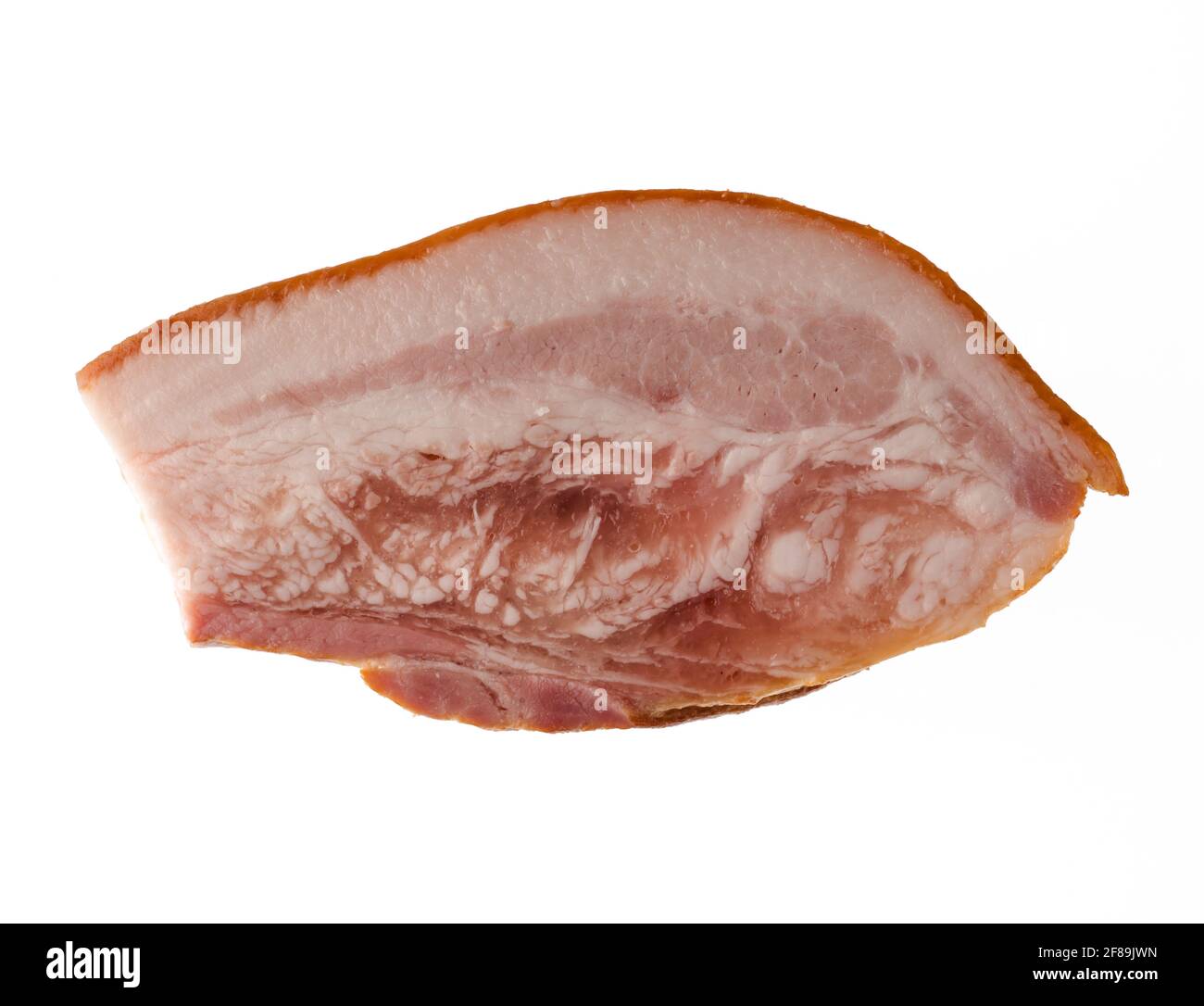 Morceau épais de saindoux de porc fumé, appétissant et préparé, avec des couches de viande, sur un fond blanc isolé Banque D'Images
