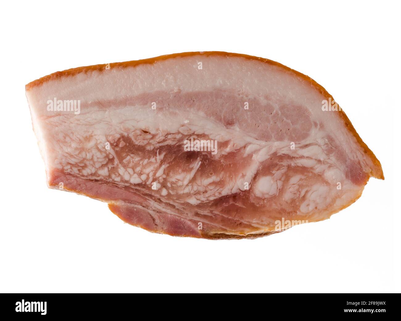 Morceau épais de saindoux de porc fumé, appétissant et préparé, avec des couches de viande, sur un fond blanc isolé Banque D'Images