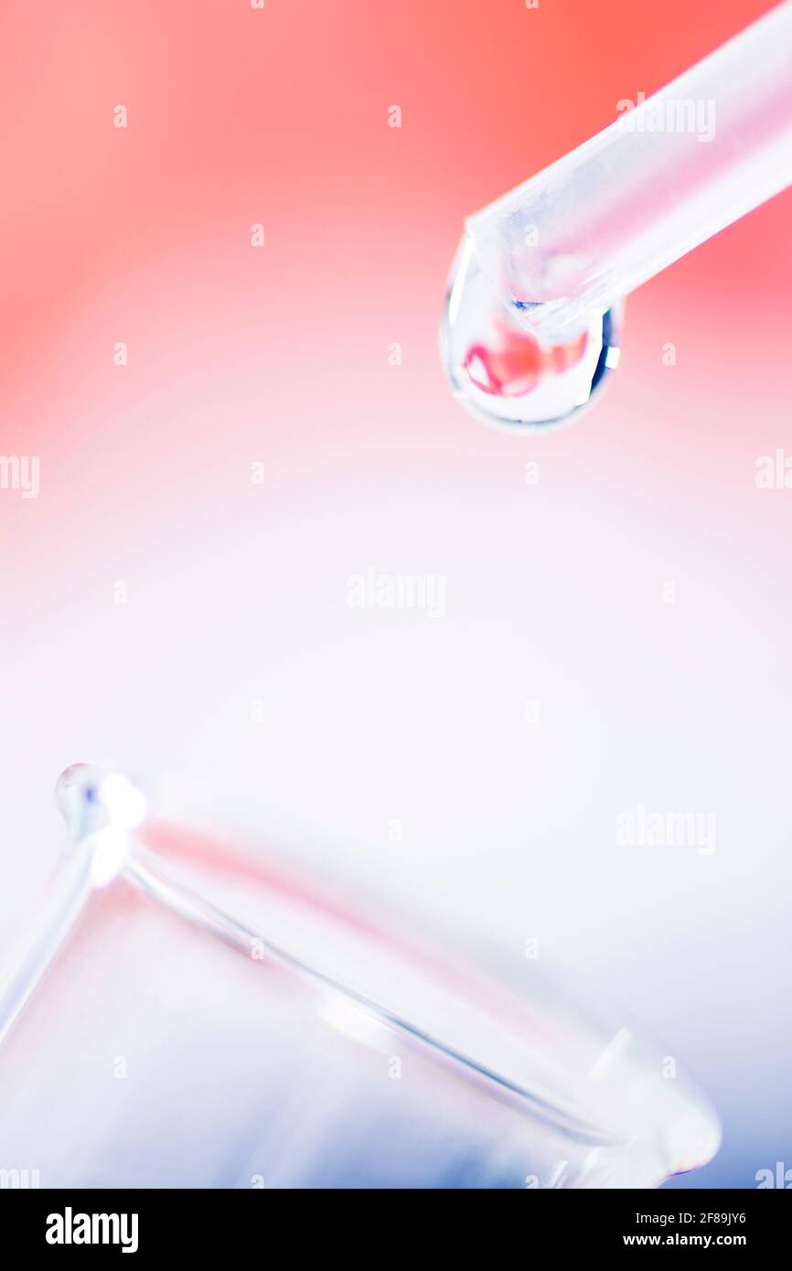 Insemination Artificielle Tube A Essai Bebe Fiv Sur Le Bout De L Aiguille Goutte De Seringue Avec La Silhouette De Bebe Embryon Photo Stock Alamy