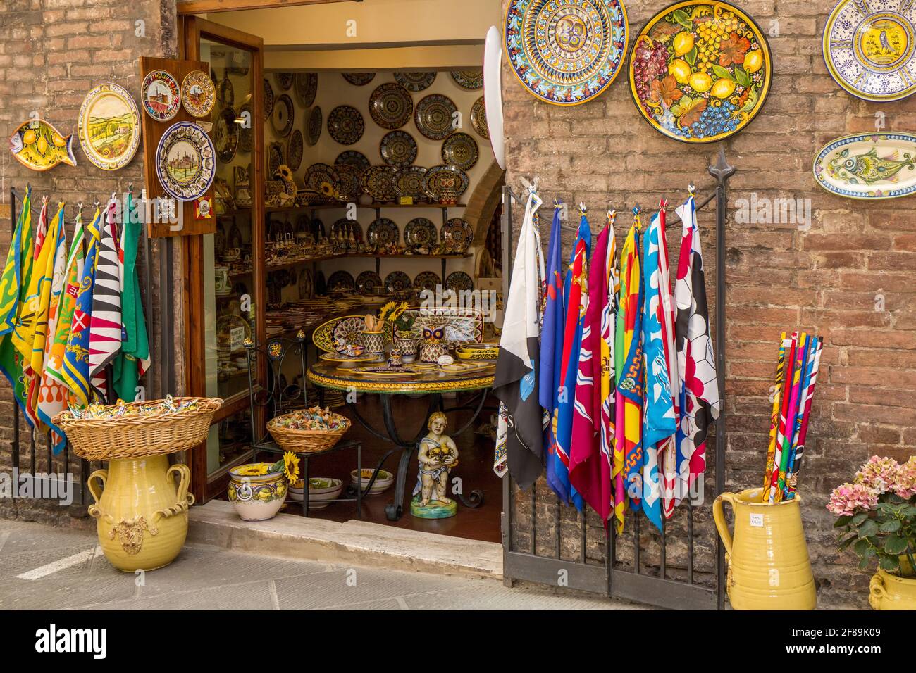 Sienne, Italie. L'avant du magasin présente des poteries italiennes décoratives et des drapeaux en forme de commerce. (À usage éditorial uniquement) Banque D'Images