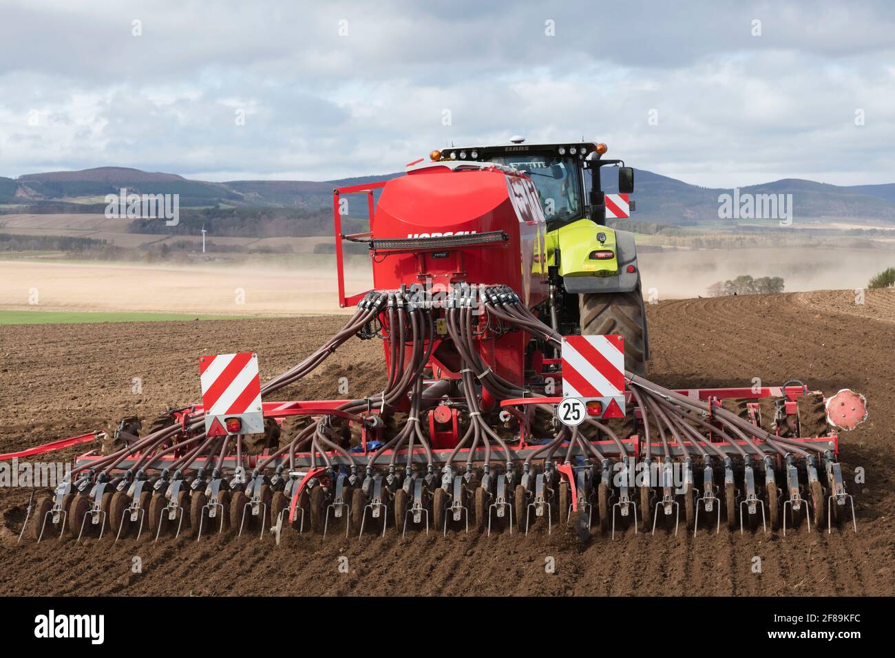 Vue arrière détaillée d'un disque CC Horsch Pronto Semoir semis semis de semences dans un champ au printemps Banque D'Images