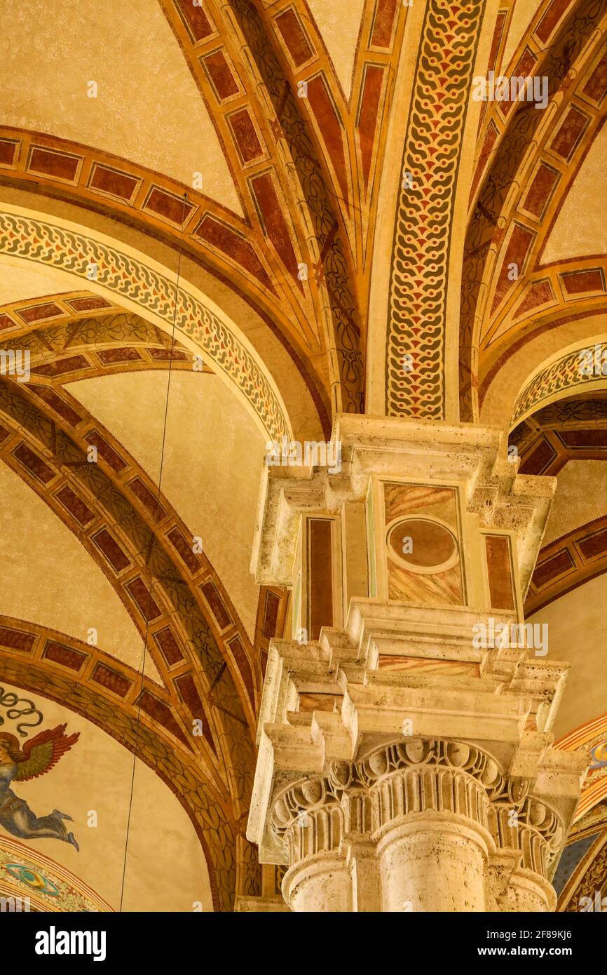 Pienza, Toscane, Italie. Belle côte de saut dans les plafonds de la nef de la cathédrale de Pienza (duomo) de Santa Maria Assunta. (Pour usage éditorial Banque D'Images