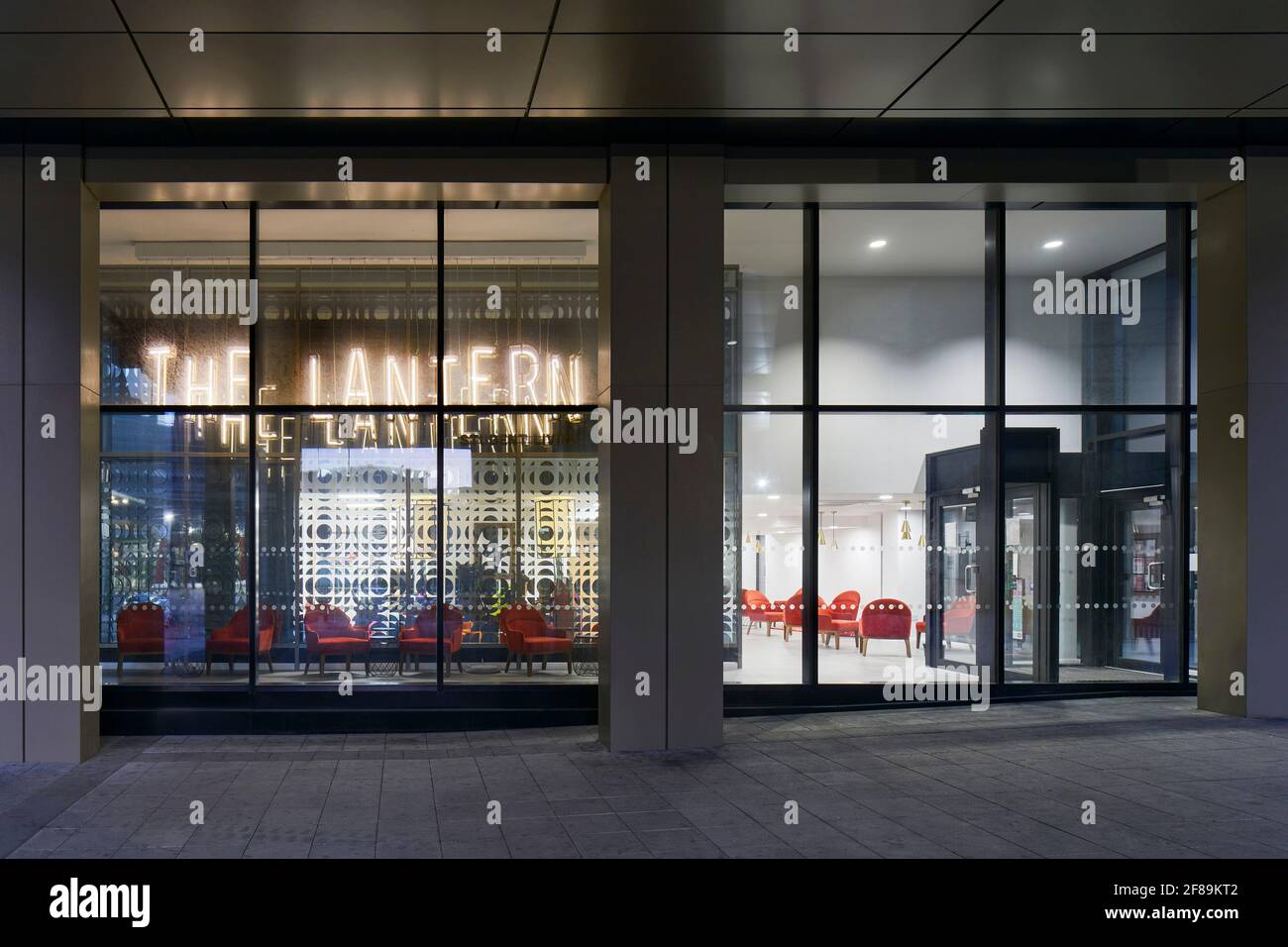 Façade extérieure - fenêtres avec vue avant. Lantern Student Accommodation, Liverpool, Royaume-Uni. Architecte: Naomi Cleaver, 2020. Banque D'Images