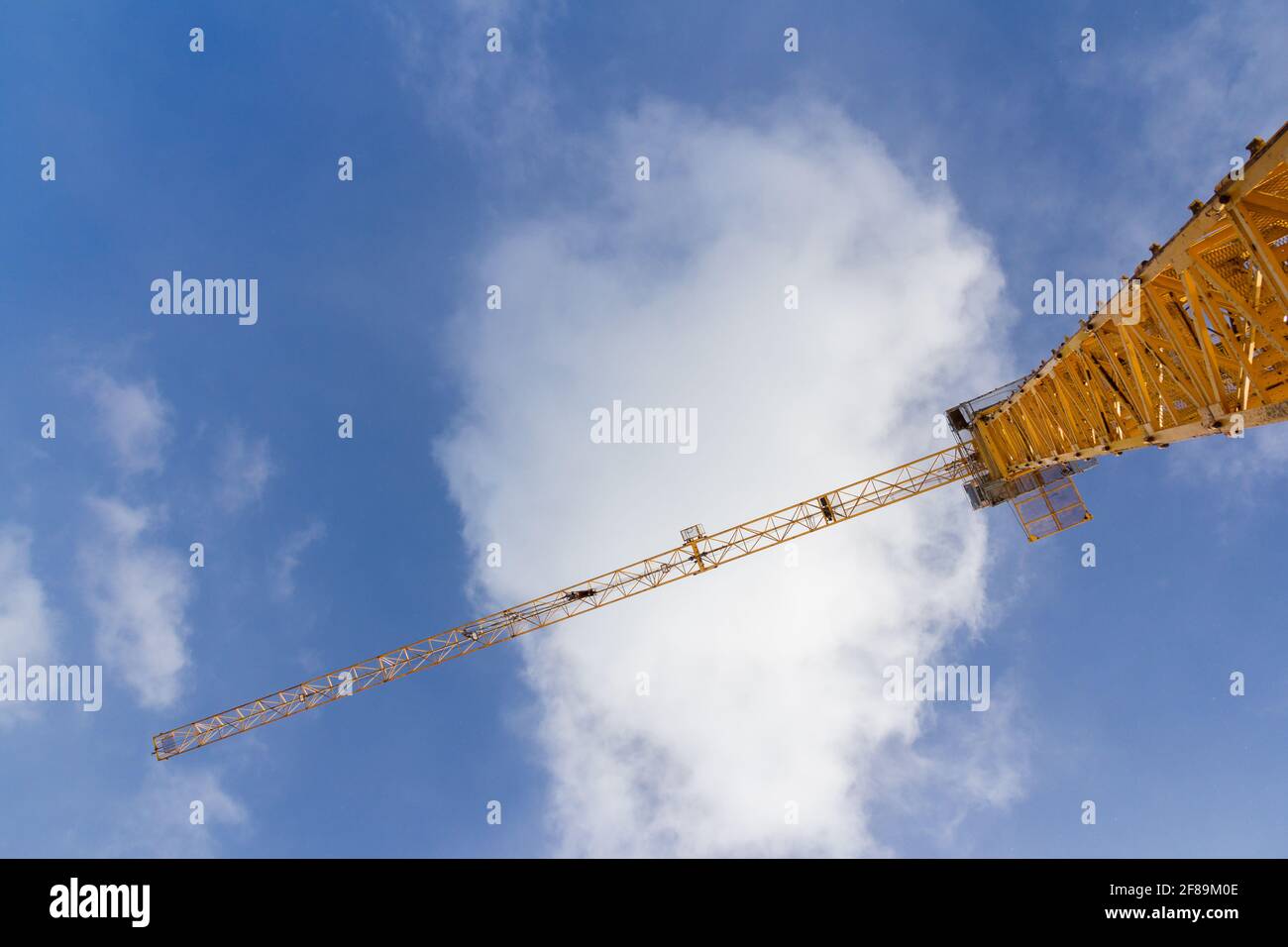 Grue de construction de tour contre le ciel bleu. Grande grue de construction jaune Banque D'Images