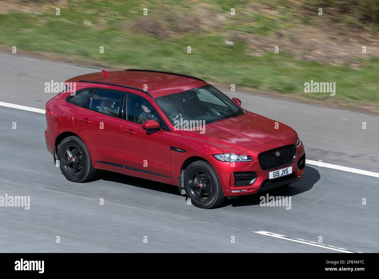 2017 rouge Jaguar F-Pace R-sport AWD D, SUV 1999 cc Diuesel sur l'autoroute M6 près de Preston dans Lancashire, Royaume-Uni. Banque D'Images