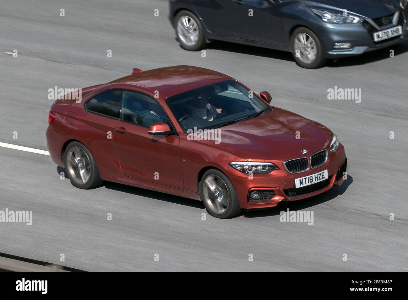 2018 BMW 218i M Sport orange, coupé essence 1499cc ; conduite sur l'autoroute M6 près de Preston dans Lancashire, Royaume-Uni. Banque D'Images