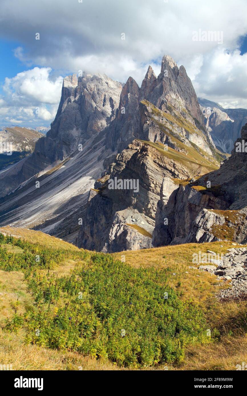 Vue panoramique sur Geislergruppe ou Gruppo dele Odle, montagnes des Alpes Dolomites italiennes Banque D'Images