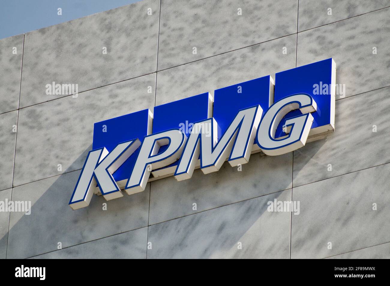 Zug, Suisse - 28 mars 2021 : panneau KPMG International accroché à un bâtiment à Zug, Suisse. KPMG est une entreprise multinationale anglo-néerlandaise Banque D'Images