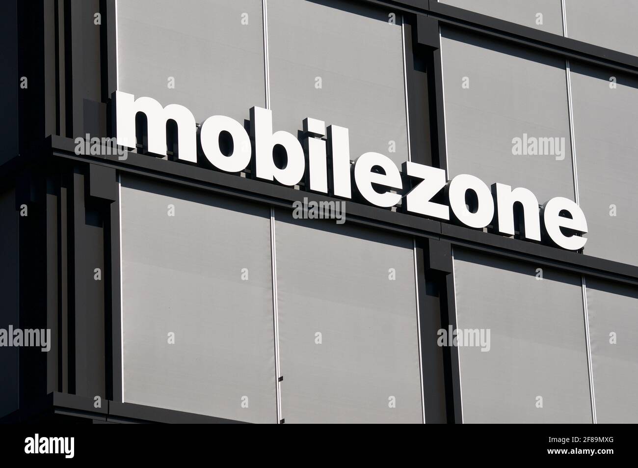 Rotkreuz, Suisse - 28 mars 2021 : panneau Mobilezone AG accroché au siège de Rotkreuz, Suisse. Mobilezone est le leadi Banque D'Images