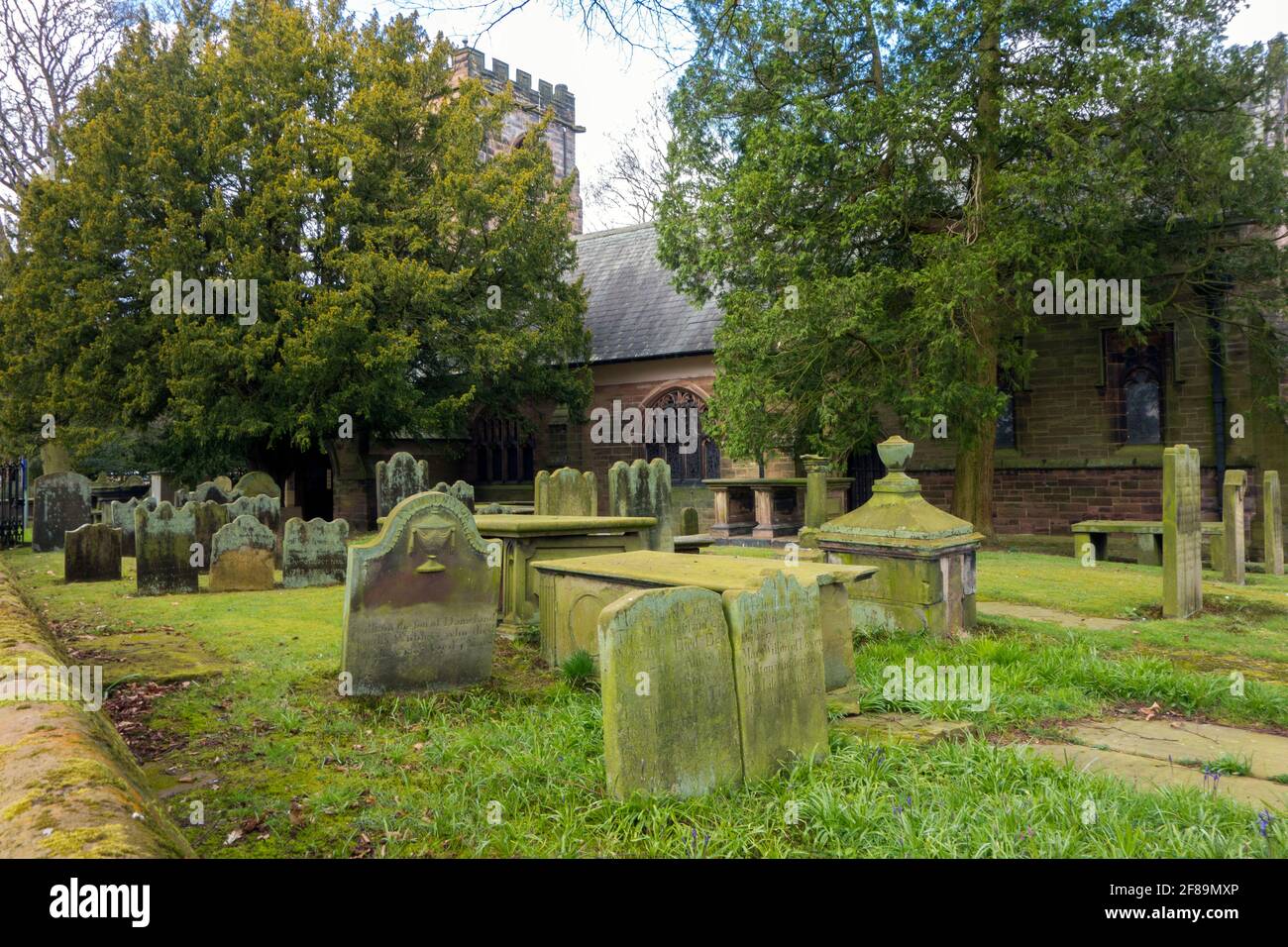 L'église et le chantier naval de l'église paroissiale de Daresbury Tous les saints Cheshire où le père de Lewis Carroll était autrefois recteur Banque D'Images