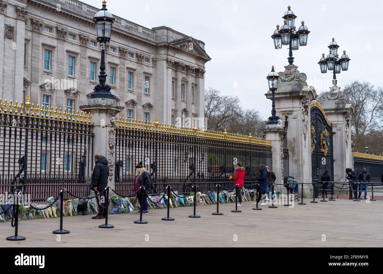 Les gens qui ont fait leurs respects à son Altesse Royale le prince Philip, duc d'Édimbourg, devant le palais de Buckingham, à l'annonce de sa mort. Banque D'Images