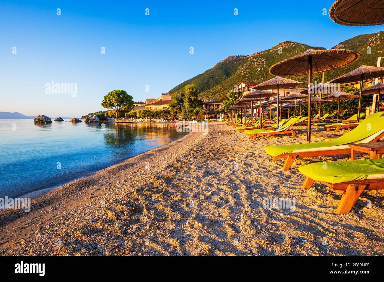 Lefkada, Grèce. Nikiana plage au lever du soleil, mer Ionienne. Banque D'Images