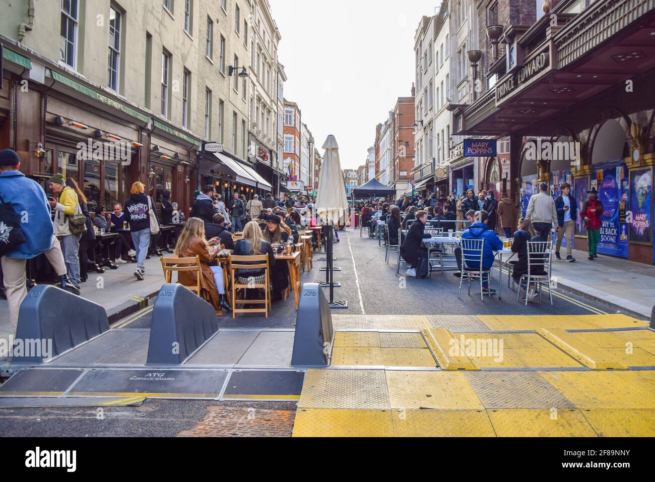 Londres, Royaume-Uni. 12 avril 2021. Bars et restaurants animés dans Old Compton Street, Soho. Les magasins, restaurants, bars et autres entreprises ont rouvert aujourd'hui après près de quatre mois, alors que les règles de verrouillage sont assouplies en Angleterre. Banque D'Images