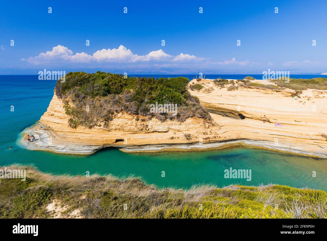 Corfou, Grèce. Célèbre plage du Canal d'Amour avec une belle côte rocheuse. Village de Sidari. Banque D'Images