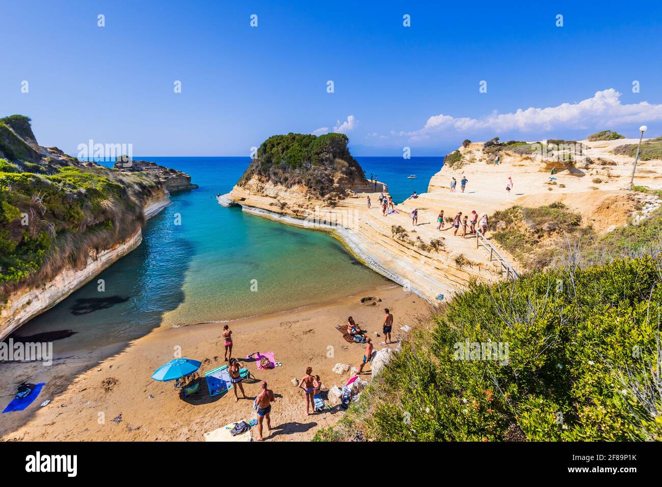 Corfou, Grèce - 24 juillet 2020 : Plage du Canal d'Amour avec une belle côte rocheuse. Banque D'Images