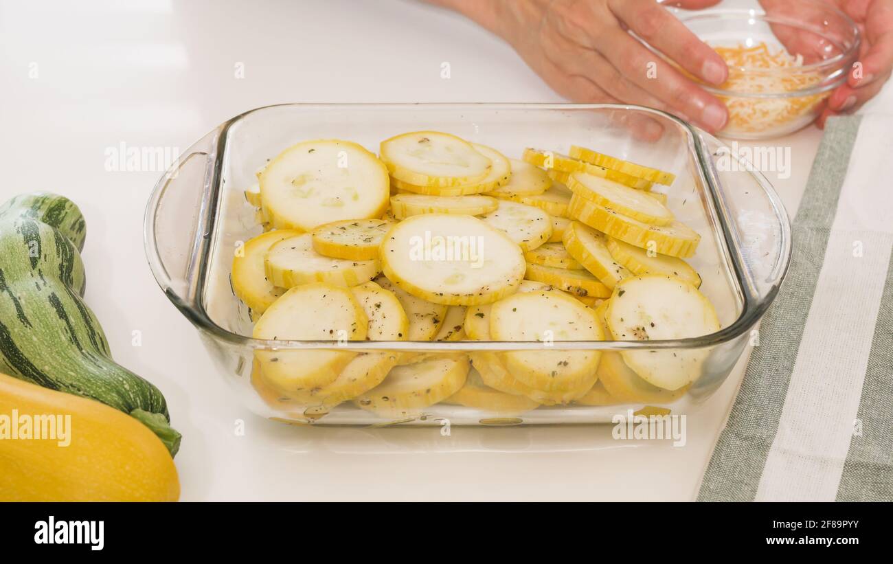 Tranches de courgettes avec assaisonnement à l'ail et poivre noir. Recette de courgettes à bas glucides facile à cheesy. Les tranches de courgettes sont rapprochées Banque D'Images