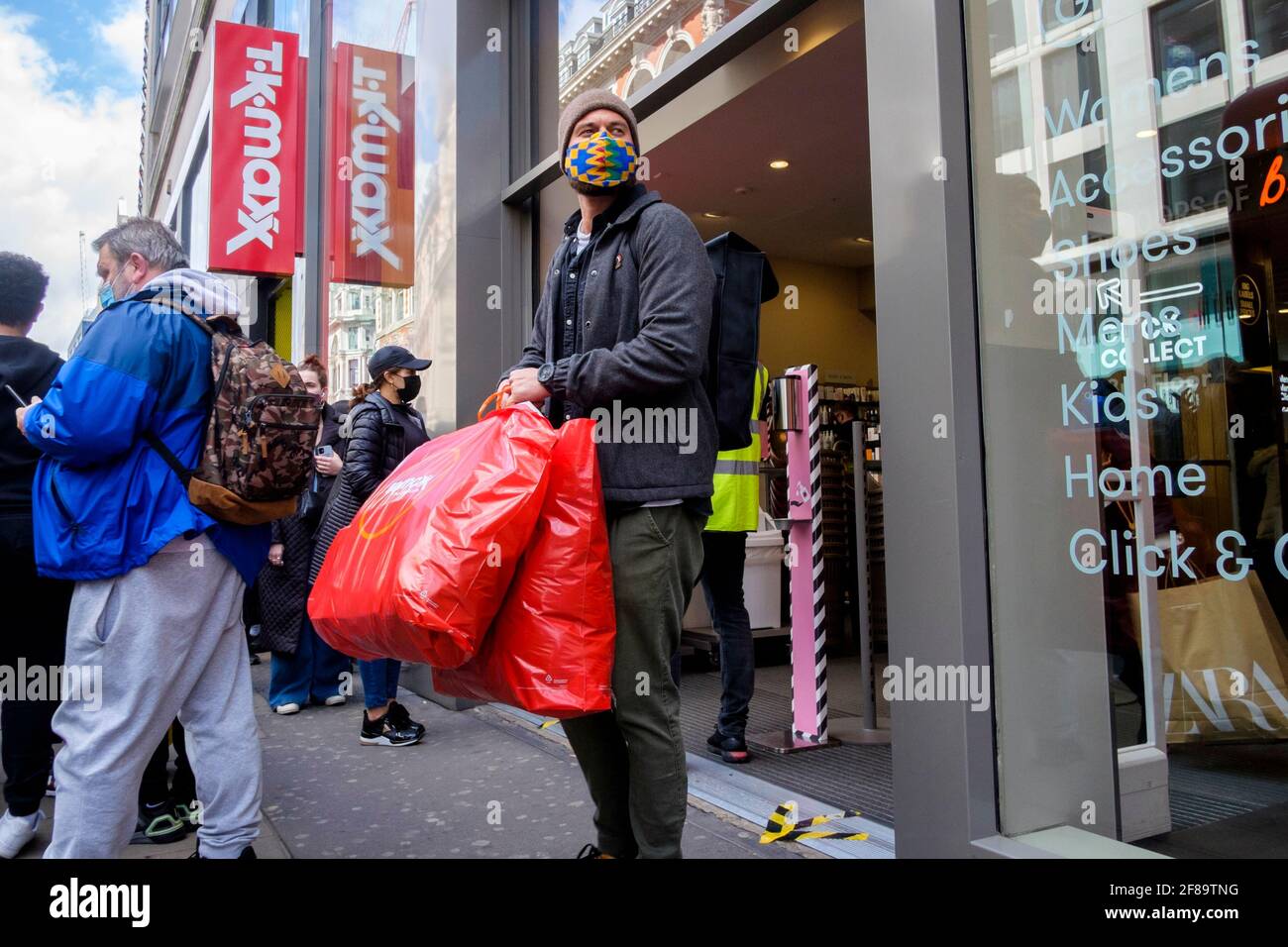 12 avril 2021, Shoppers à l'extérieur du magasin TKmaxx d'Oxford Street, Londres, suite à l'assouplissement des restrictions Covid du gouvernement britannique permettant la réouverture de magasins de détail non essentiels en Angleterre. Banque D'Images