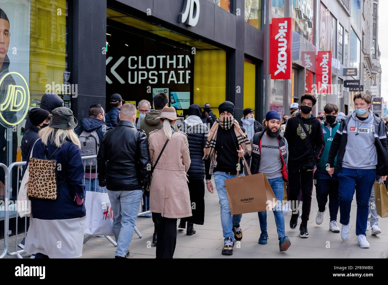 12 avril 2021, Shoppers on Oxford Street, Londres à la suite de l'assouplissement des restrictions Covid par le gouvernement britannique, permettant la réouverture de magasins de détail non essentiels en Angleterre. Des files d'attente se sont formées à l'extérieur de nombreux magasins populaires, les magasins ayant accueilli les clients après plusieurs mois de fermeture. Banque D'Images