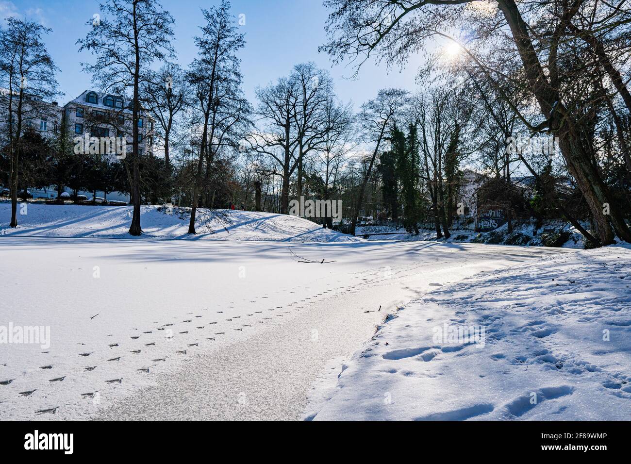 rempart entièrement recouvert de neige avec quelques empreintes de canard lac gelé à brême au soleil en hiver Banque D'Images