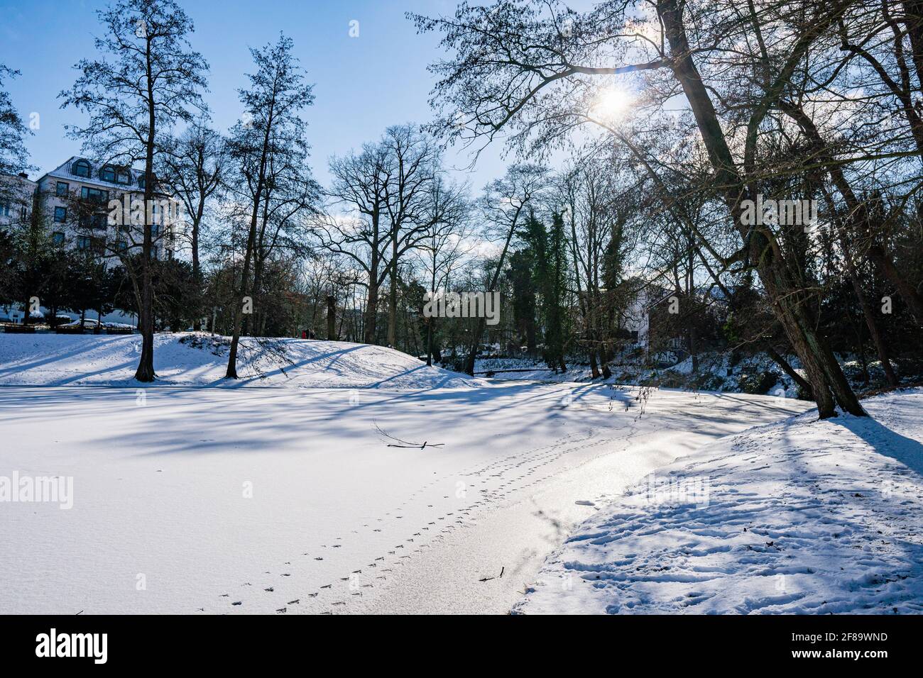 rempart entièrement recouvert de neige avec quelques empreintes de canard lac gelé à brême au soleil en hiver Banque D'Images