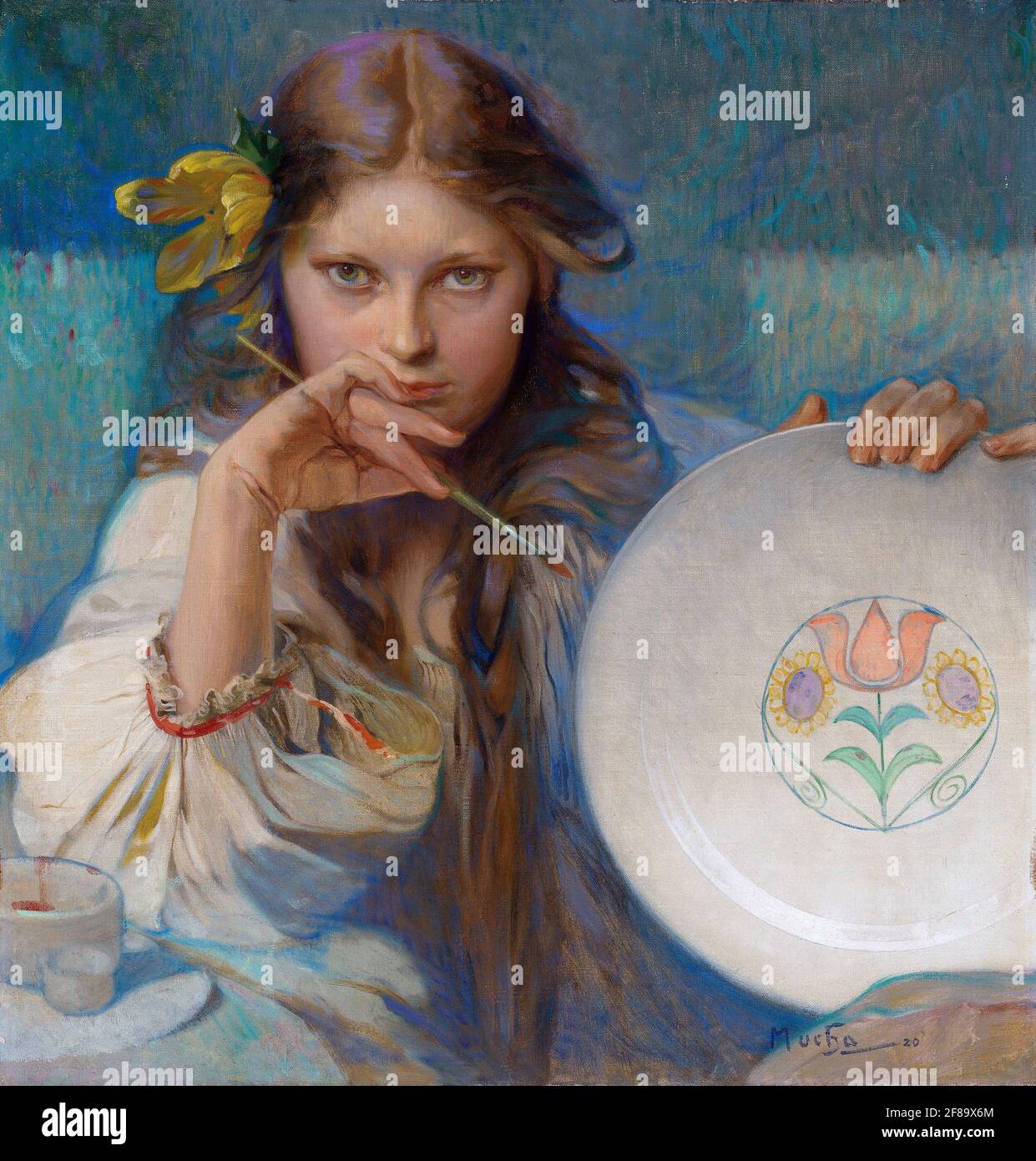 Fille avec une assiette avec un motif folklorique, 1920. Peinture à l'huile par Alphonse Mucha. Banque D'Images