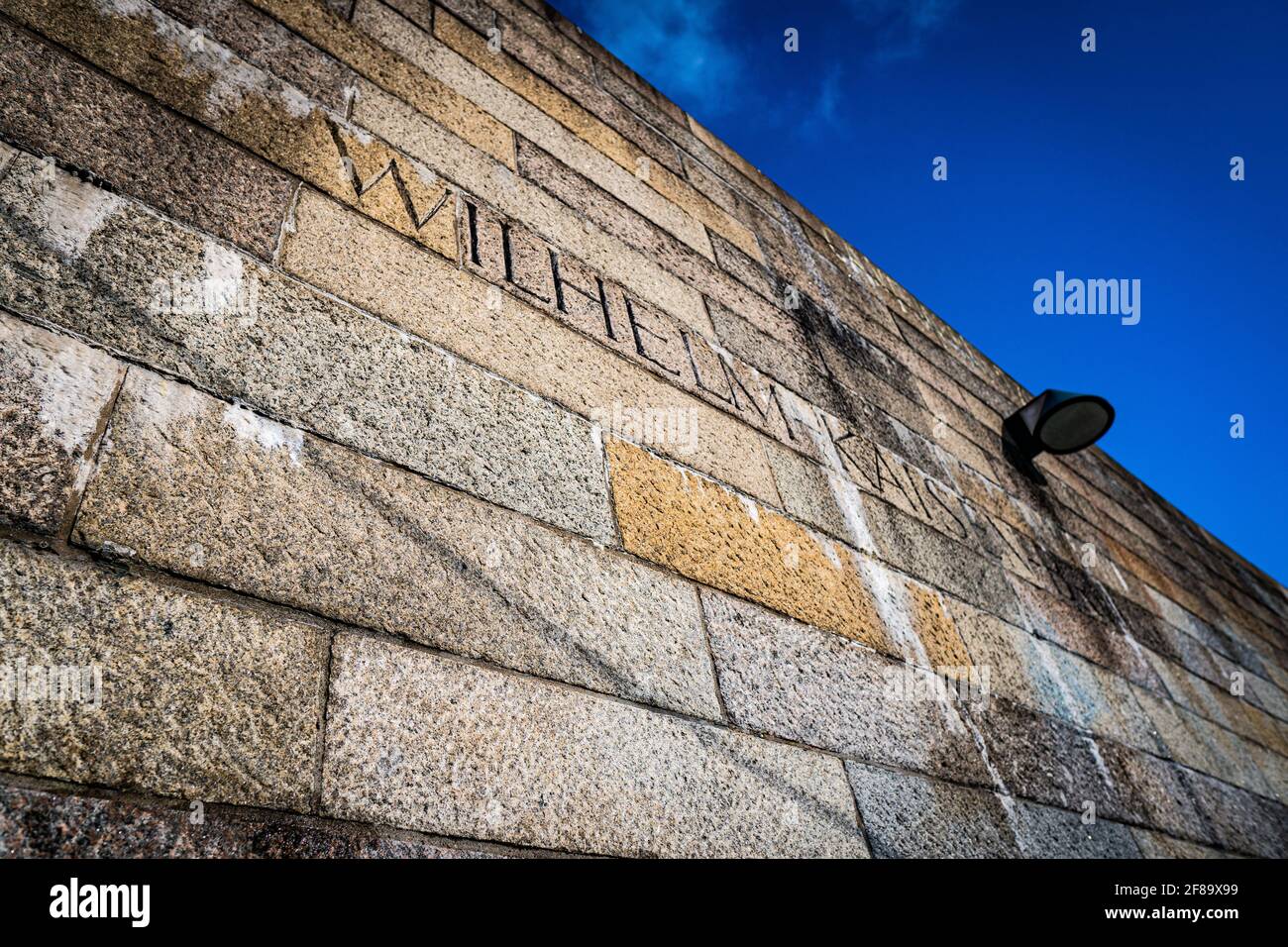 Vieux mur en pierre avec inscription Wilhelm Kaisen Brücke imprégnée Banque D'Images