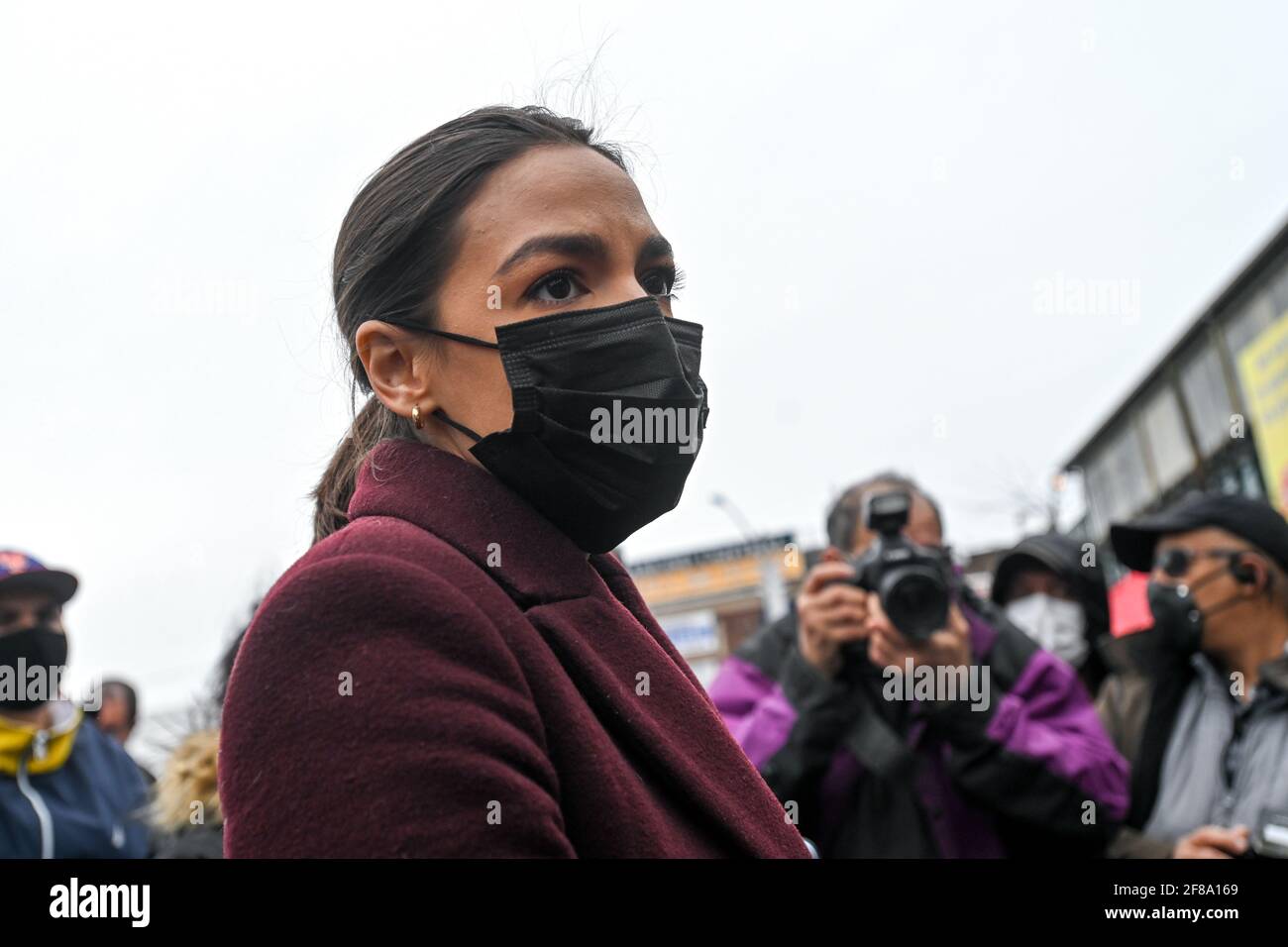 Alexandria Ocasio-Cortez (D-NY) dévoile la ligne d'assistance funéraire de la FEMA dans le quartier Corona de Queens à New York. 12 avril 2021 Banque D'Images