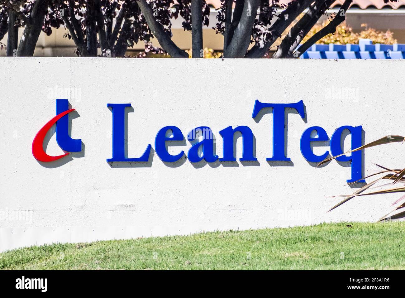 24 sept 2020 Milpitas / CA / USA - logo LeanTeq à leur siège social dans la Silicon Valley; LeanTeq Co., Ltd., qui opère dans l'indést des semi-conducteurs Banque D'Images