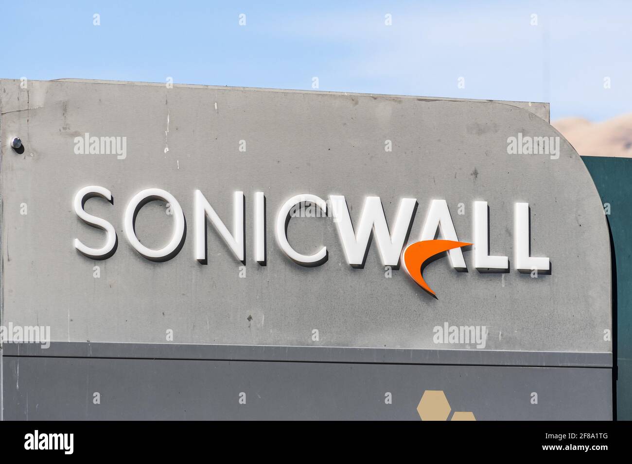 24 sept 2020 Milpitas / CA / USA - logo SonicWALL à leur siège social dans la Silicon Valley; SonicWALL Inc fabrique des produits de sécurité réseau et de protection des données Banque D'Images
