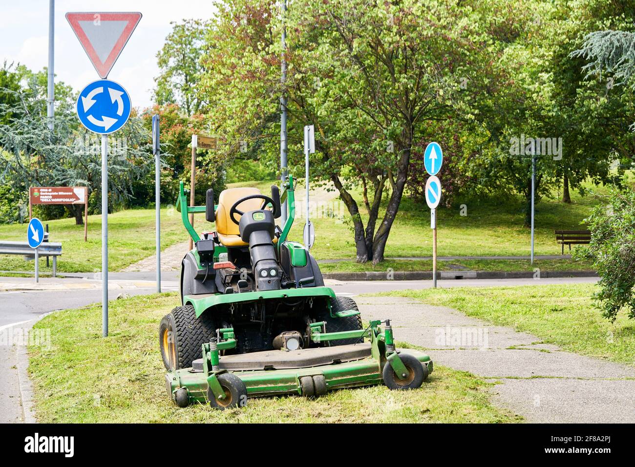 Tondeuse sur herbe dans le parc de la ville. Travaux d'été dans les villes  européennes. Tondeuse professionnelle pour couper les pelouses, couper  l'herbe à l'extérieur. Conservation Photo Stock - Alamy