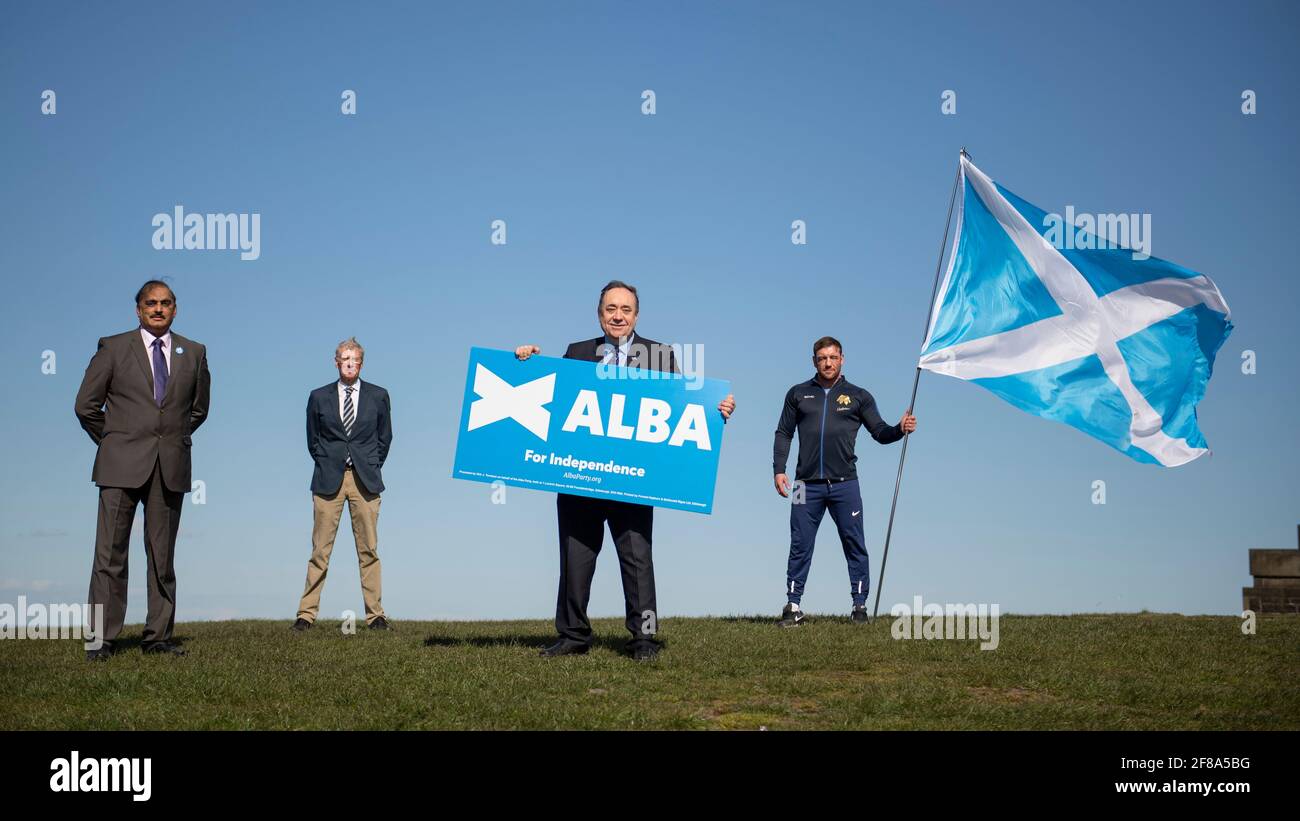 Édimbourg, Écosse, Royaume-Uni. 12 avril 2021. PHOTO : (G-D) les candidats Lothiens : Irshad Ahmed; Kenny MacAskill - candidat principal; le très honorable Alex Salmond, chef du parti Alba et ancien premier ministre de l'Écosse; Alex Arthur MBE, vu sur Calton Hill à Édimbourg. Pic Credit: Colin Fisher/Alay Live News Banque D'Images