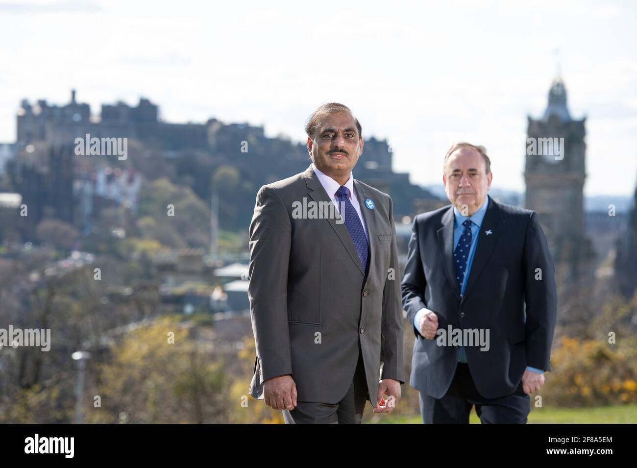 Édimbourg, Écosse, Royaume-Uni. 12 avril 2021. PHOTO : (à gauche) Irshad Ahmed, candidat pour la région de Lothian pour le parti Alba, (à droite), le très honorable Alex Salmond, chef du parti Alba et ancien premier ministre de l'Écosse. Pic Credit: Colin Fisher/Alay Live News Banque D'Images