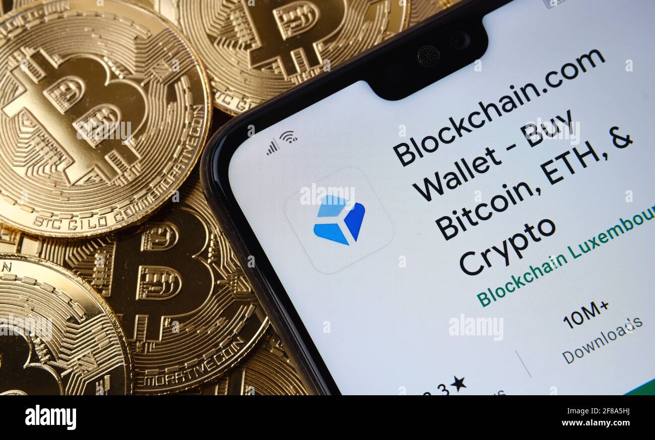 Blockchain.com application Wallet vue sur l'écran du smartphone placé sur la pile de pièces en bitcoin supérieure. Concept. Stafford, Royaume-Uni, 12 avril 2021. Banque D'Images