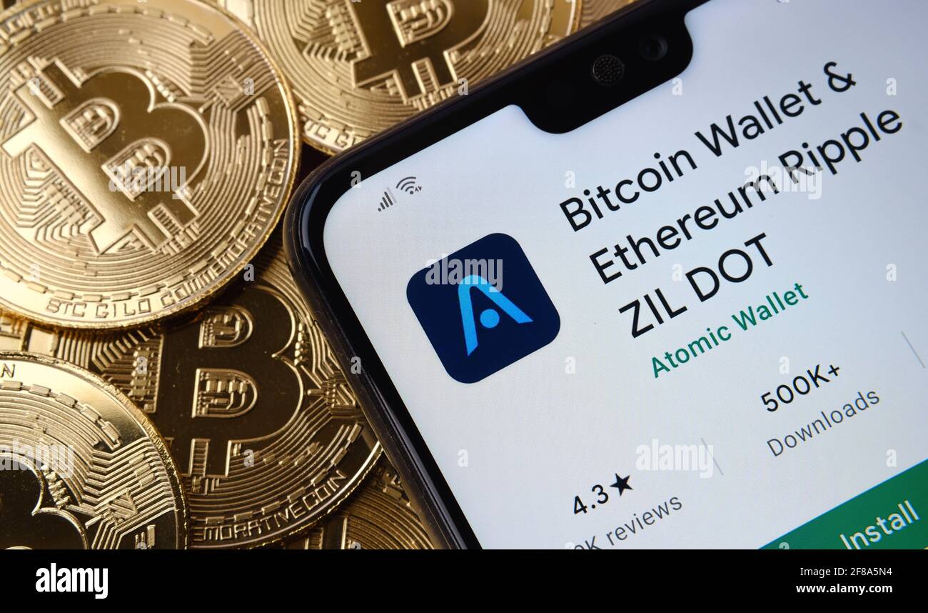 Porte-monnaie Bitcoin et application Ethereum Ripple ZIL DOT vue sur  l'écran du smartphone placé sur la pile de pièces bitcoin supérieure.  Concept. Stafford, Royaume-Uni, avril Photo Stock - Alamy