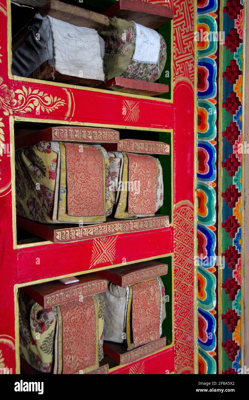 Zanskar, Inde. Livres sacrés à l'intérieur du monastère bouddhiste tibétain Banque D'Images