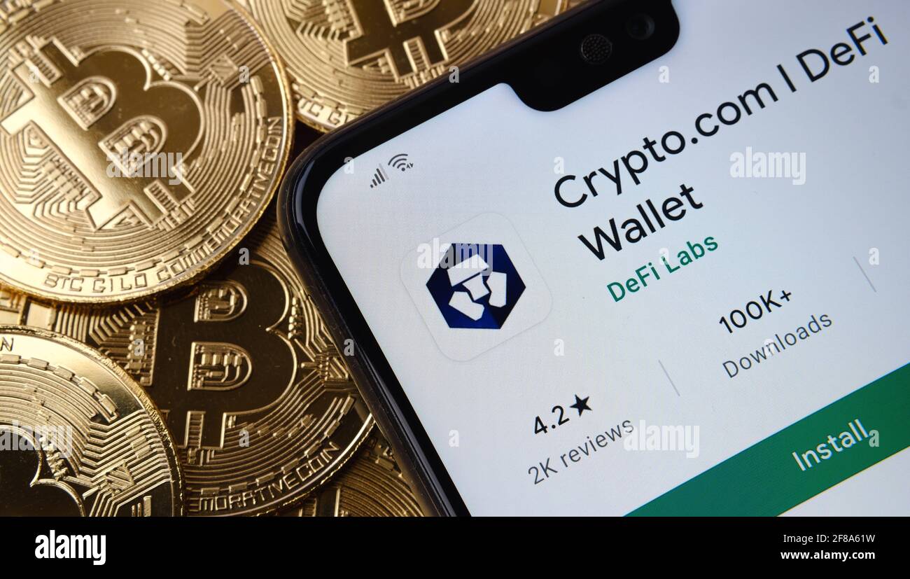 Crypto.com application defi Wallet vue sur l'écran du smartphone placé sur la pile de pièces en bitcoin supérieure. Concept. Stafford, Royaume-Uni, 12 avril 2021. Banque D'Images
