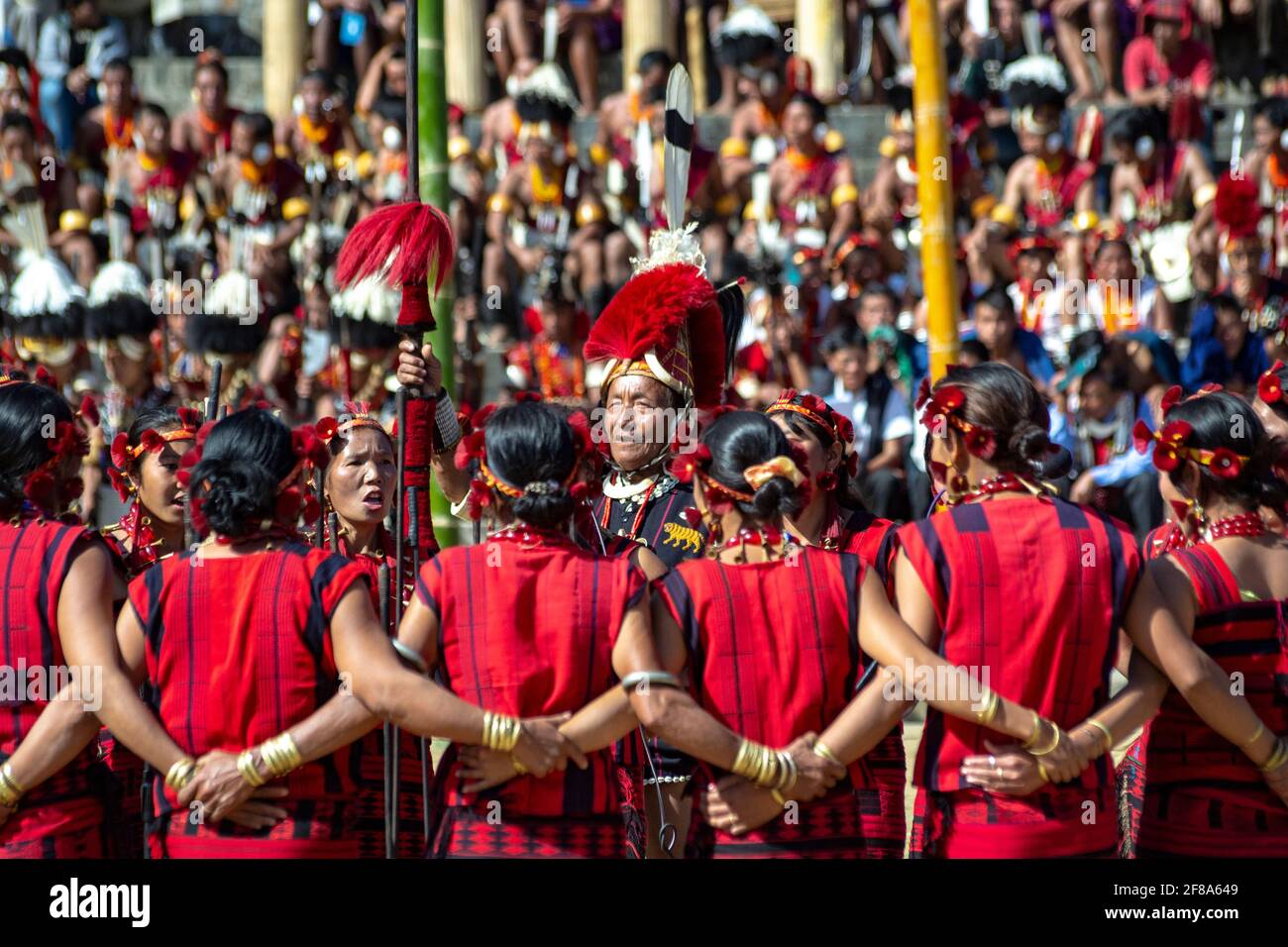 Nagaland, Inde. Un groupe culturel se produit lors du festival annuel de Hornbill Banque D'Images