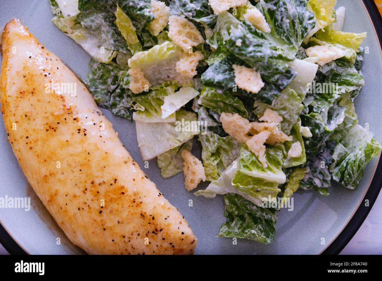Filet de poisson au tilapia riche en protéines avec salade Banque D'Images