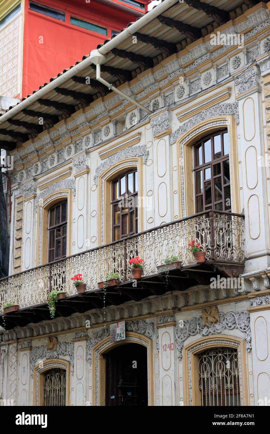 Beau bâtiment peint avec balcon en fer forgé et fleurs à Cuenca, Equateur, Amérique du Sud Banque D'Images