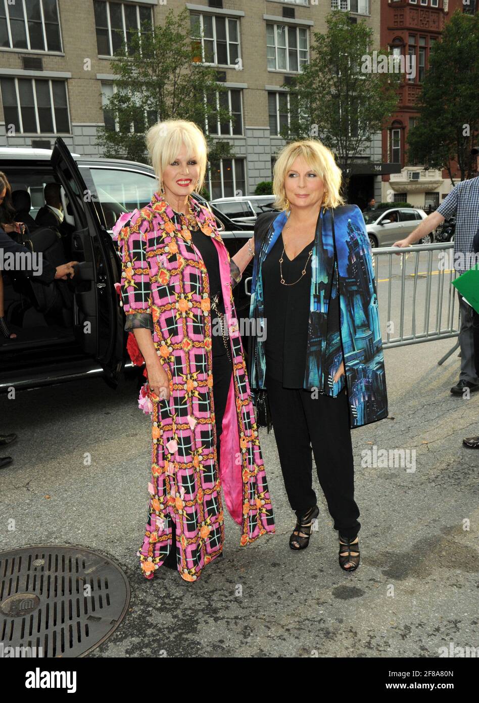 G-D: Joanna Lumley, Jennifer Saunders Wearing Blonds assiste à la première absolument fabuleux The Movie New York, qui s'est tenue au SVA Theatre de New York, le lundi 18 juillet 2016. Photo de Jennifer Graylock-Graylock.com 917-519-7666 Banque D'Images