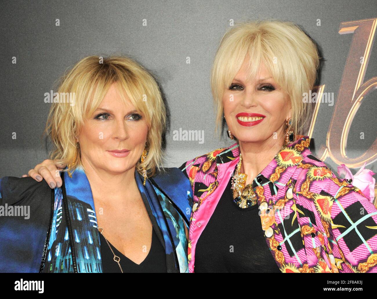 L-R: Jennifer Saunders, Joanna Lumley portant des Blonds participe à la première absolument fabuleux The Movie New York, qui s'est tenue au SVA Theatre de New York, le lundi 18 juillet 2016. Photo de Jennifer Graylock-Graylock.com 917-519-7666 Banque D'Images