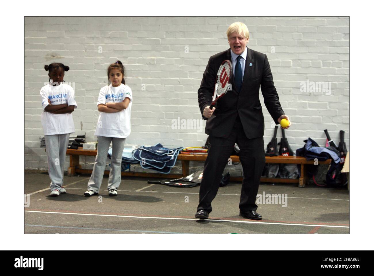 Le maire de Londres Boris Johnson arrive avec le député de Vauxhall Kate Hoey lors d'une visite pour ouvrir de nouveaux courts de tennis communautaires locaux à l'ancien site de l'ancienne école Lillian Baylis dans le centre de Londres. Boris Johnson a annoncé que le député de Kate Hoey était son nouveau commissaire aux sports. Photographie de David Sandison The Independent Banque D'Images