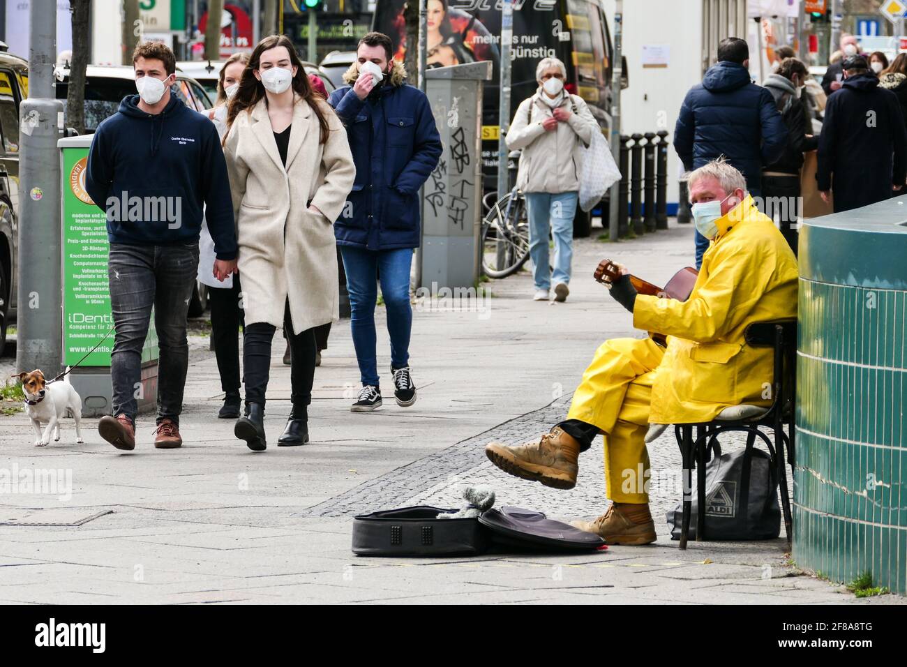 Berlin, Allemagne. 12 avril 2021. Un musicien portant un masque se produit à Berlin, capitale de l'Allemagne, le 12 avril 2021. Selon l'Institut Robert Koch (RKI), plus de trois millions d'infections à COVID-19 ont été enregistrées lundi en Allemagne depuis le début de la pandémie. Credit: Stefan Zeitz/Xinhua/Alay Live News Banque D'Images