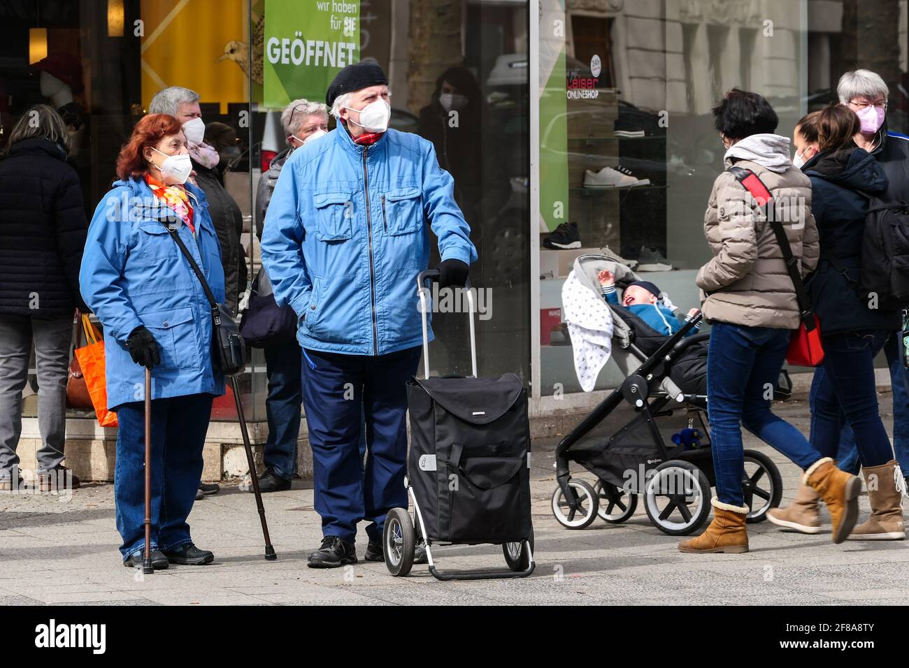 Berlin, Allemagne. 12 avril 2021. Des personnes portant un masque facial sont vues à Berlin, capitale de l'Allemagne, le 12 avril 2021. Selon l'Institut Robert Koch (RKI), plus de trois millions d'infections à COVID-19 ont été enregistrées lundi en Allemagne depuis le début de la pandémie. Credit: Stefan Zeitz/Xinhua/Alay Live News Banque D'Images