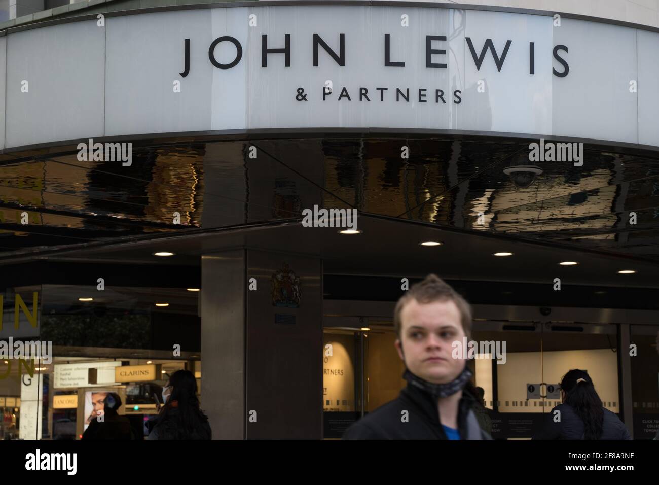 Les clients se trouvant à l'extérieur du grand magasin John lewis sur Oxford Street le super lundi, les magasins non essentiels rouvrent le 12 avril à Londres, au Royaume-Uni Banque D'Images