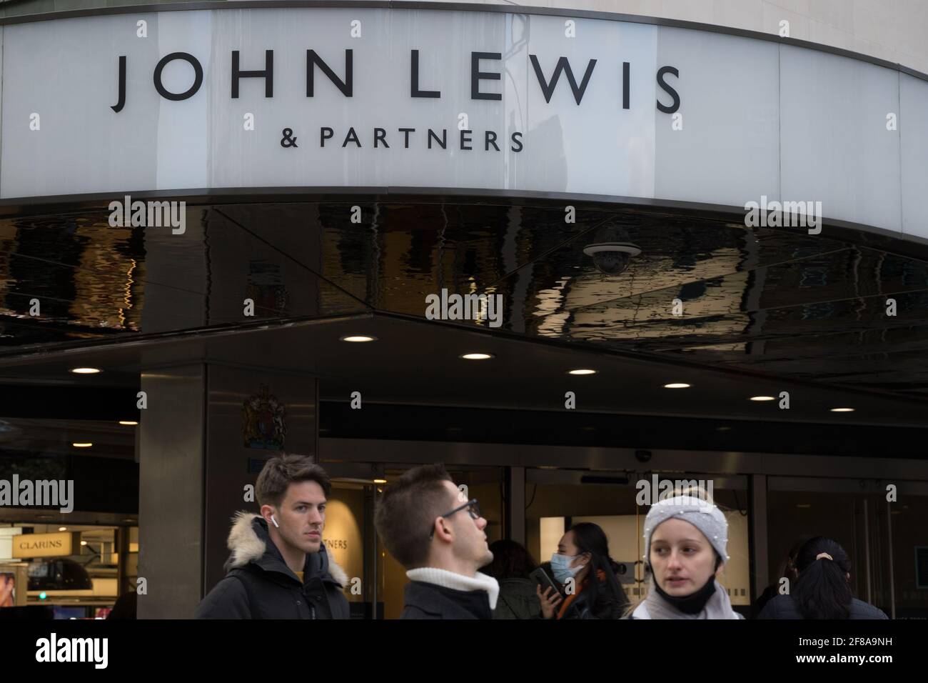 Les clients se trouvant à l'extérieur du grand magasin John lewis sur Oxford Street le super lundi, les magasins non essentiels rouvrent le 12 avril à Londres, au Royaume-Uni Banque D'Images